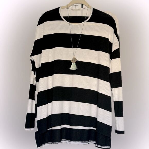 Timeless! Cherish black & white soft & flowy top! - Picture 2 of 13